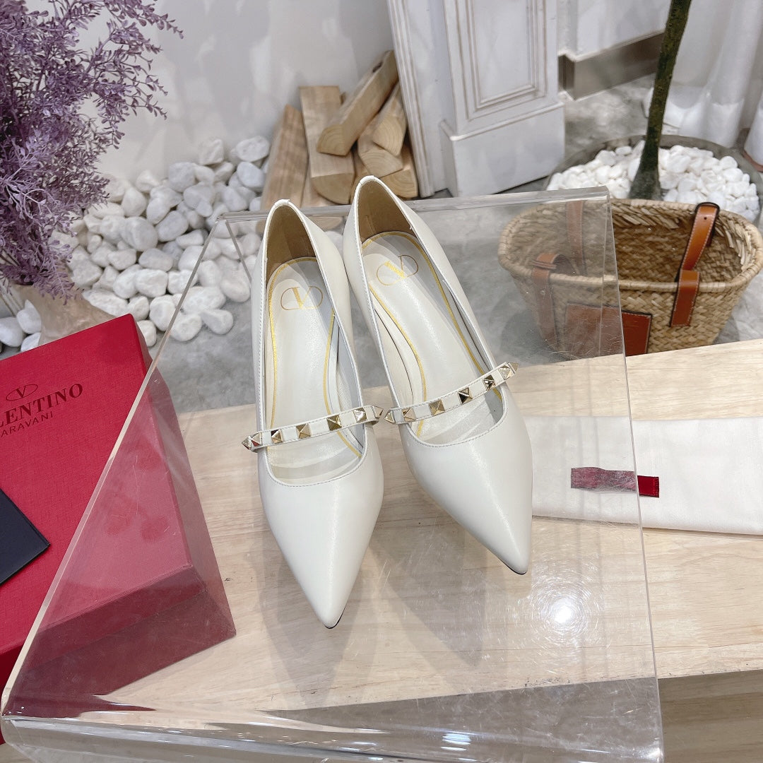 VT Rockstud Pumps White Sheepskin Leather