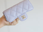 CC FLAP CARD HOLDER 11.3 LIGHT PURPLE GRAINED CALFSKIN GOLD ICON