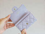 CC FLAP CARD HOLDER 11.3 LIGHT PURPLE GRAINED CALFSKIN GOLD ICON
