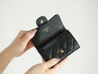 CC FLAP CARD HOLDER 11.3 BLACK GRAINED CALFSKIN GOLD ICON