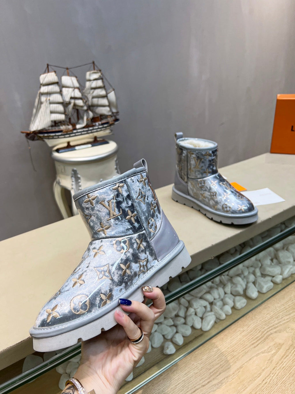 LV 25 Snow Boots Gray Scratch-Resistant PVC Wool 576227