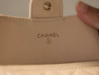 CC FLAP CARD HOLDER 11.3 BEIGE GRAINED CALFSKIN GOLD ICON