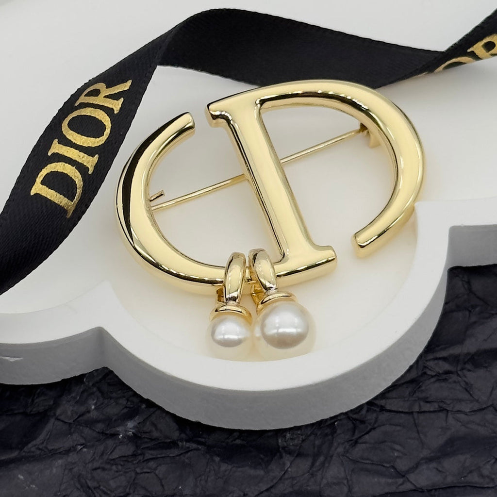 CD Brooch 172617