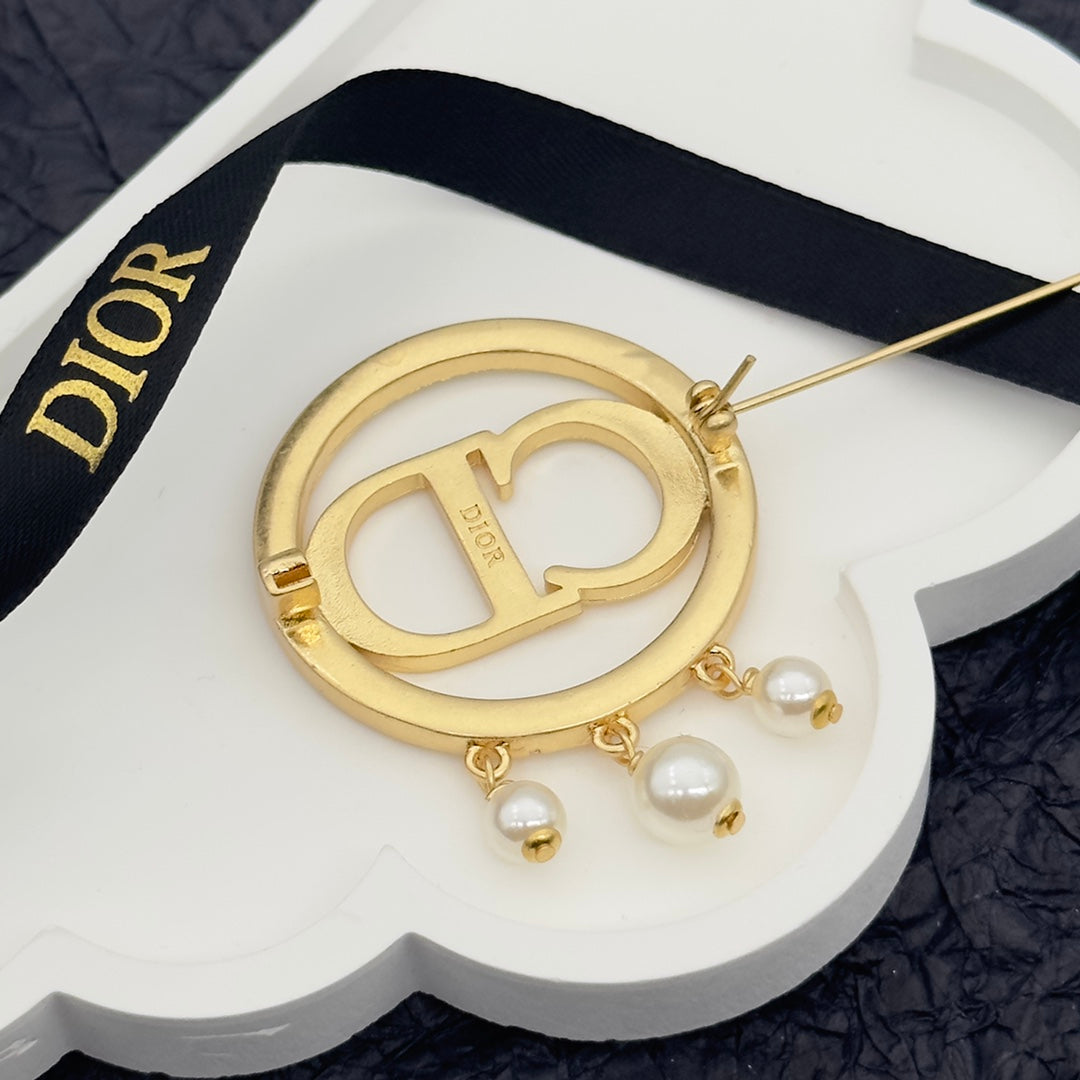 CD Brooch 172612