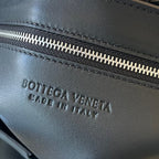 CASSETTE 23 BLACK CALFSKIN WITH VERSATILE STRAP