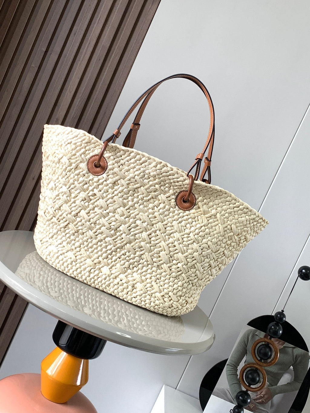 Medium anagram basket bag in iraca palm and calfskin