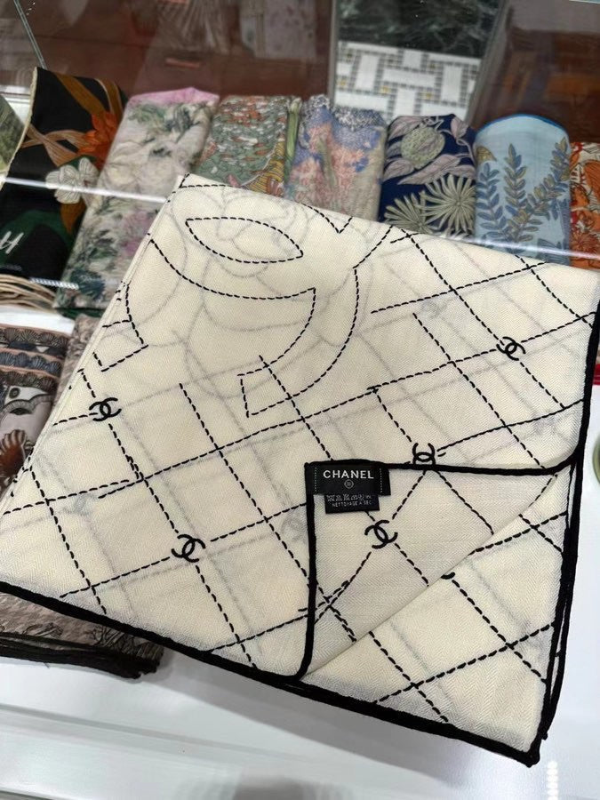 CC Square Scarf 140 CM In White Black Cashmere Silk 373590