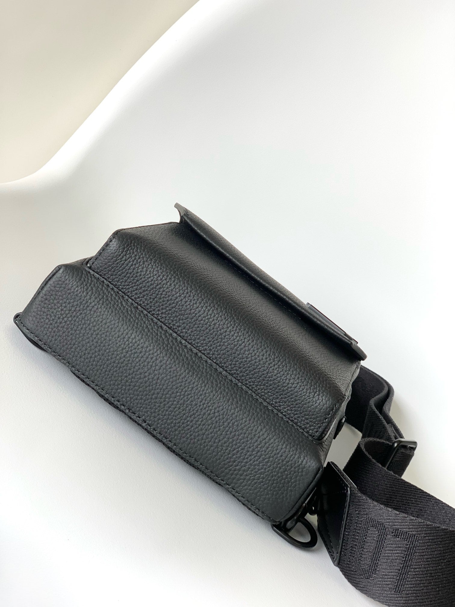 LV Pilot Crossbody Bag 30cm Black Cowhide 241193