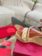 GARAVANI ROCKSTUD WEDGE SANDALS IN BRONZE BROWN CALFSKIN AND BEIGE RAFFIA