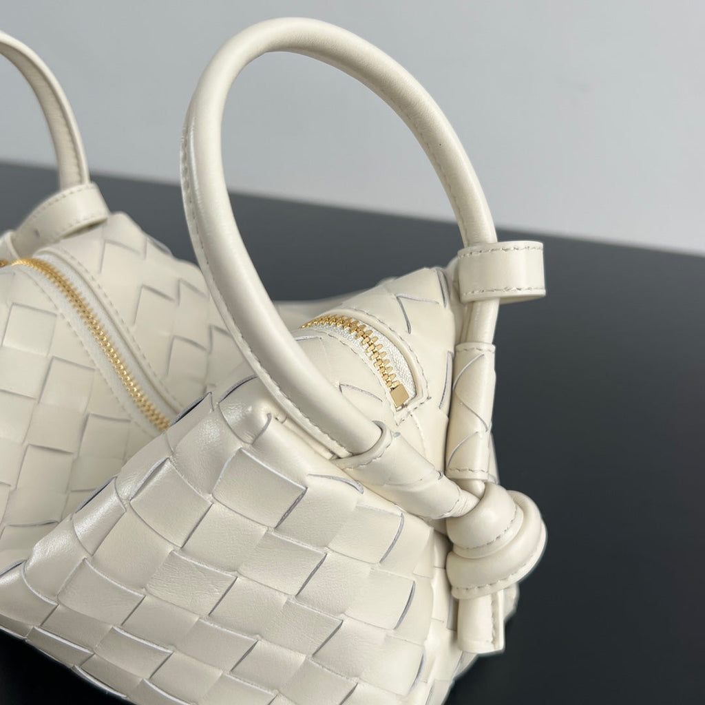 BV Loop Top Handle 19cm Cream Lambskin