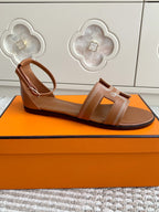HM 25 Santorini Gold Calfskin White Embroidery Thread