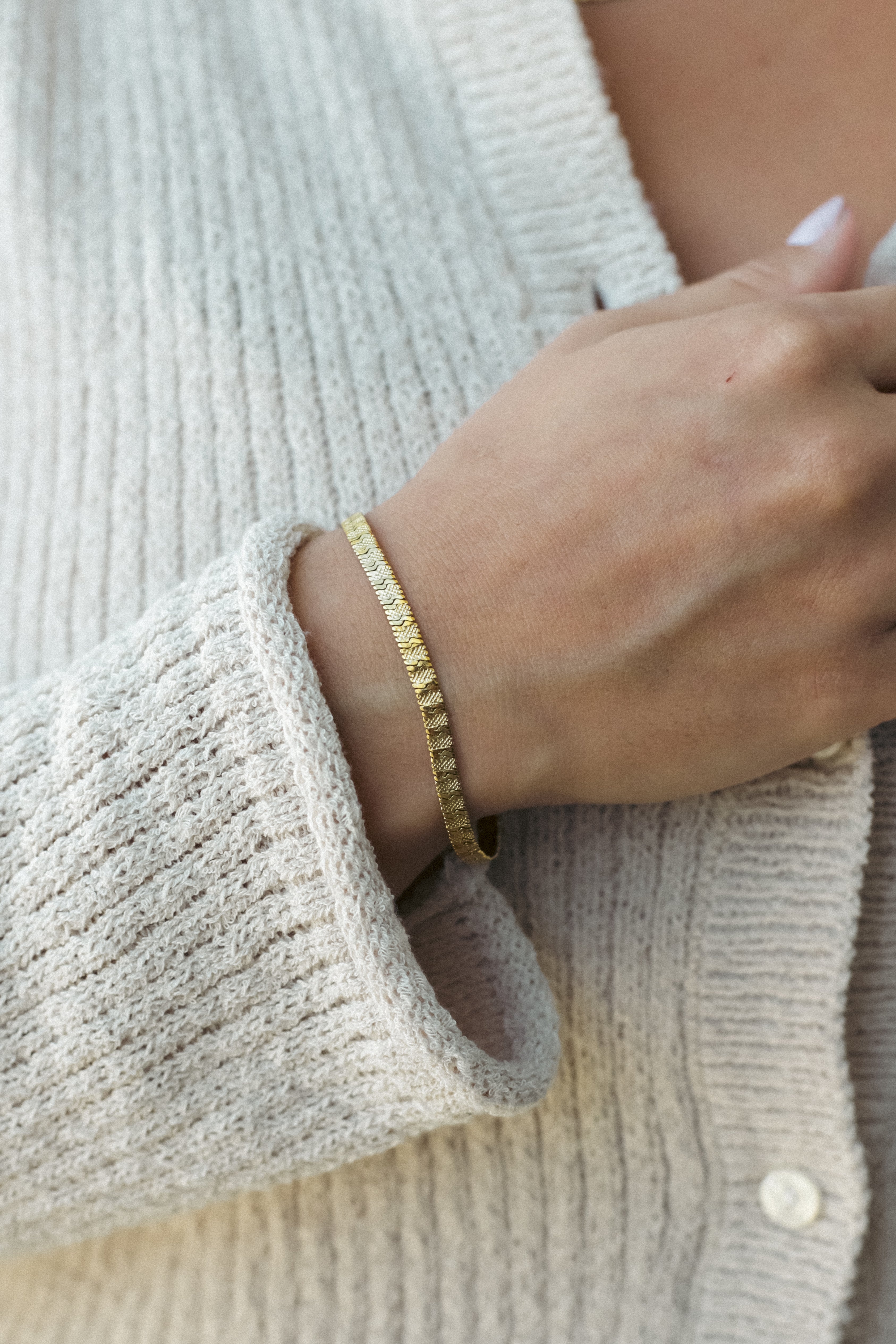 STRIPED FLAT CHAIN BRACELET.