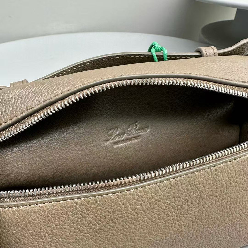 Loro Extra Pocket L19cm Warm Mastic Grained Calfskin