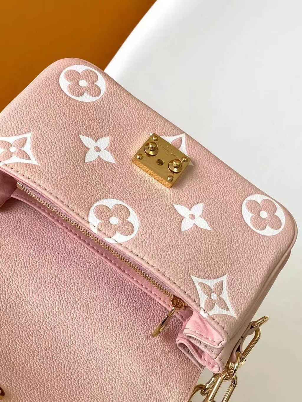 Pochette Metis East West 21.5 Pink White Monogram Empreinte Calfskin