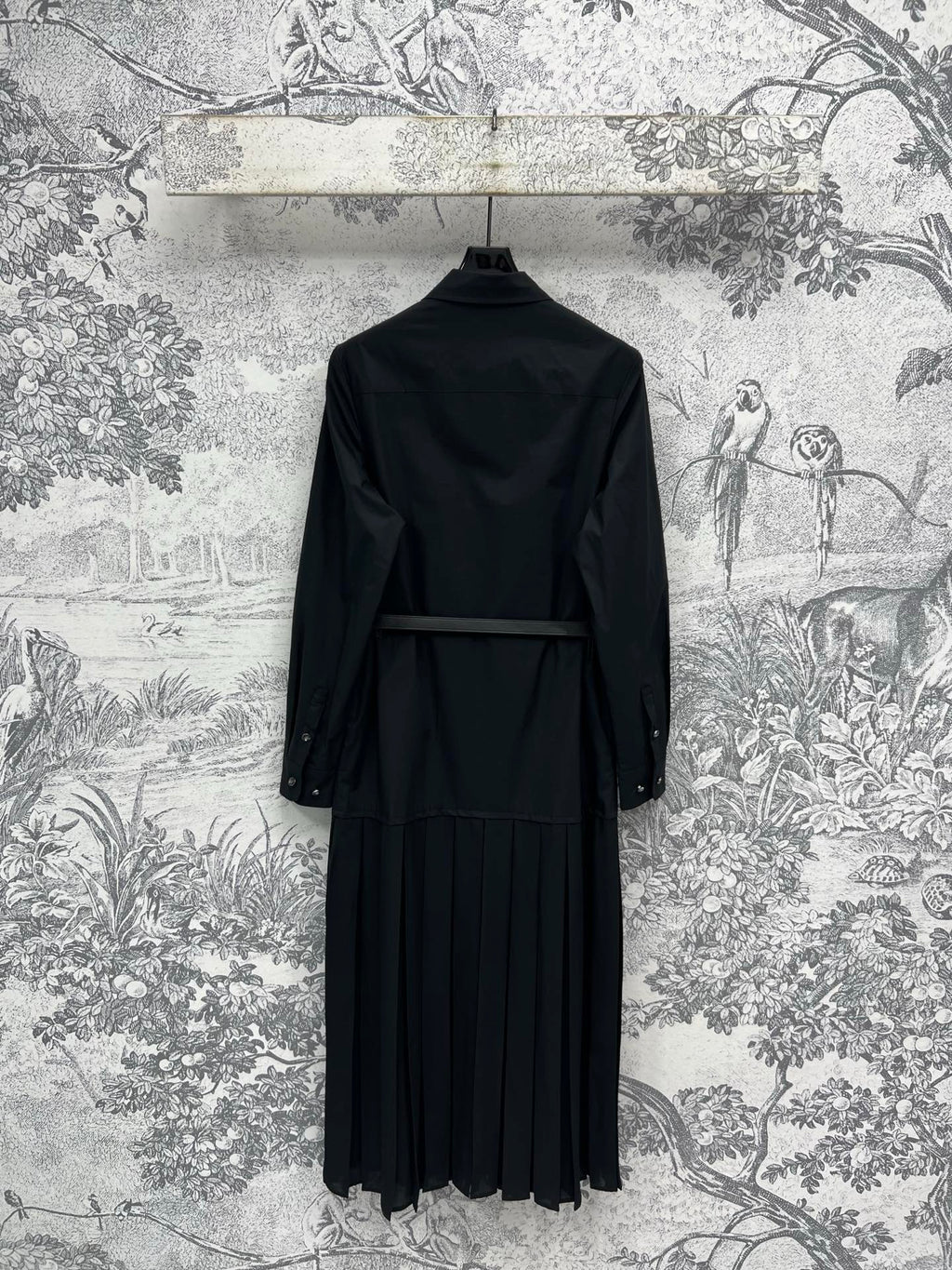 LV 25 Pleated Design Belt That Pinches Waist Dress Black White Cotton