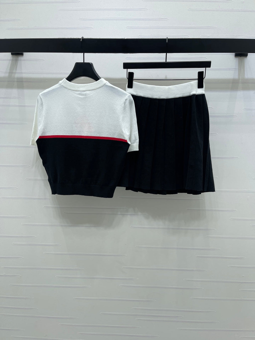 Miumiu 2026 Crew Neck Knit Short-sleeved Pleated Skirt Set Wool 352667