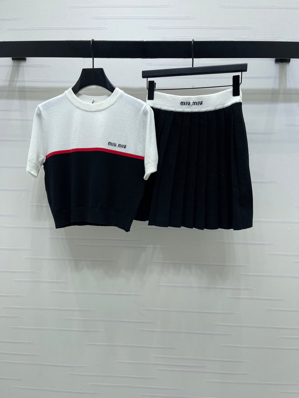 Miumiu 2026 Crew Neck Knit Short-sleeved Pleated Skirt Set Wool 352667