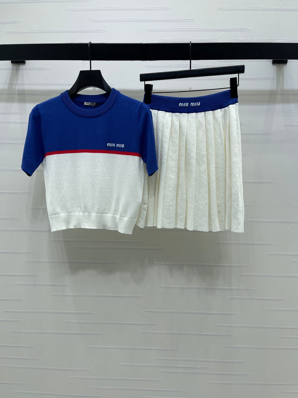 Miumiu 2026 Crew Neck Knit Short-sleeved Pleated Skirt Set Wool 352667