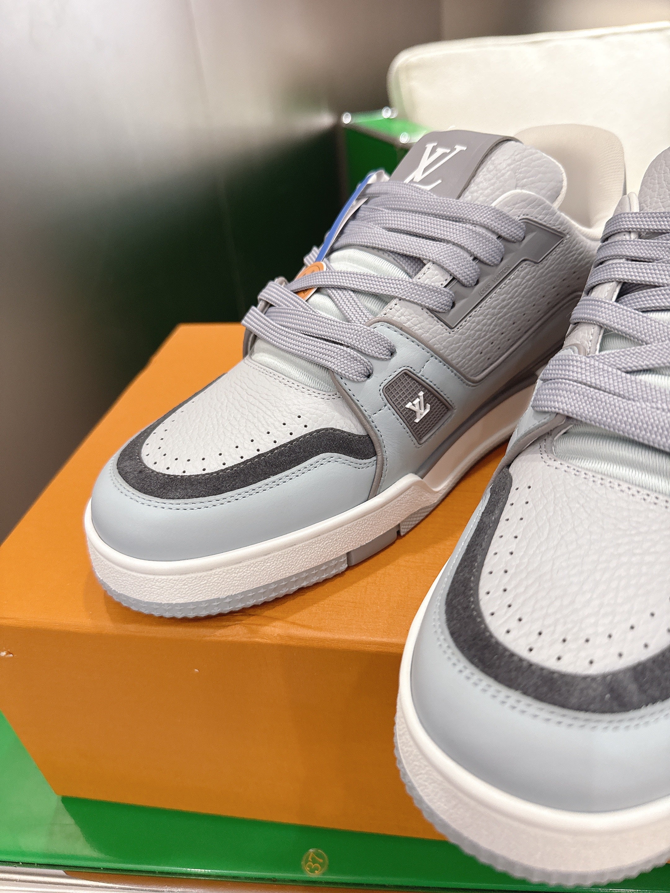 LV 26ss Trainer Sneakers Light Gray Cowhide 632148