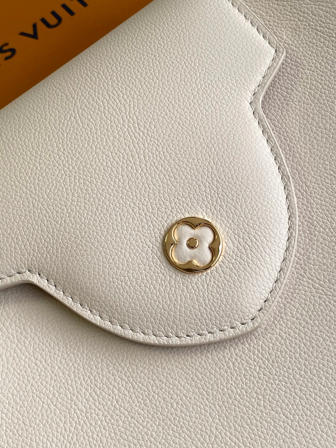 CAPUCINES GM 33CM BEIGE GOLD TAURILLON LEATHER 252023