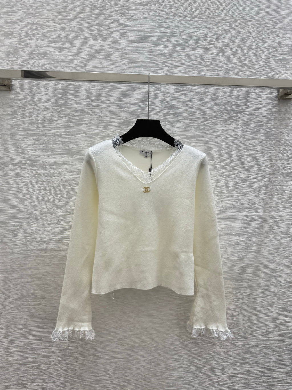 CC 26 Long-sleeved Top With Lace Neckline and Cuffs Wool 652456