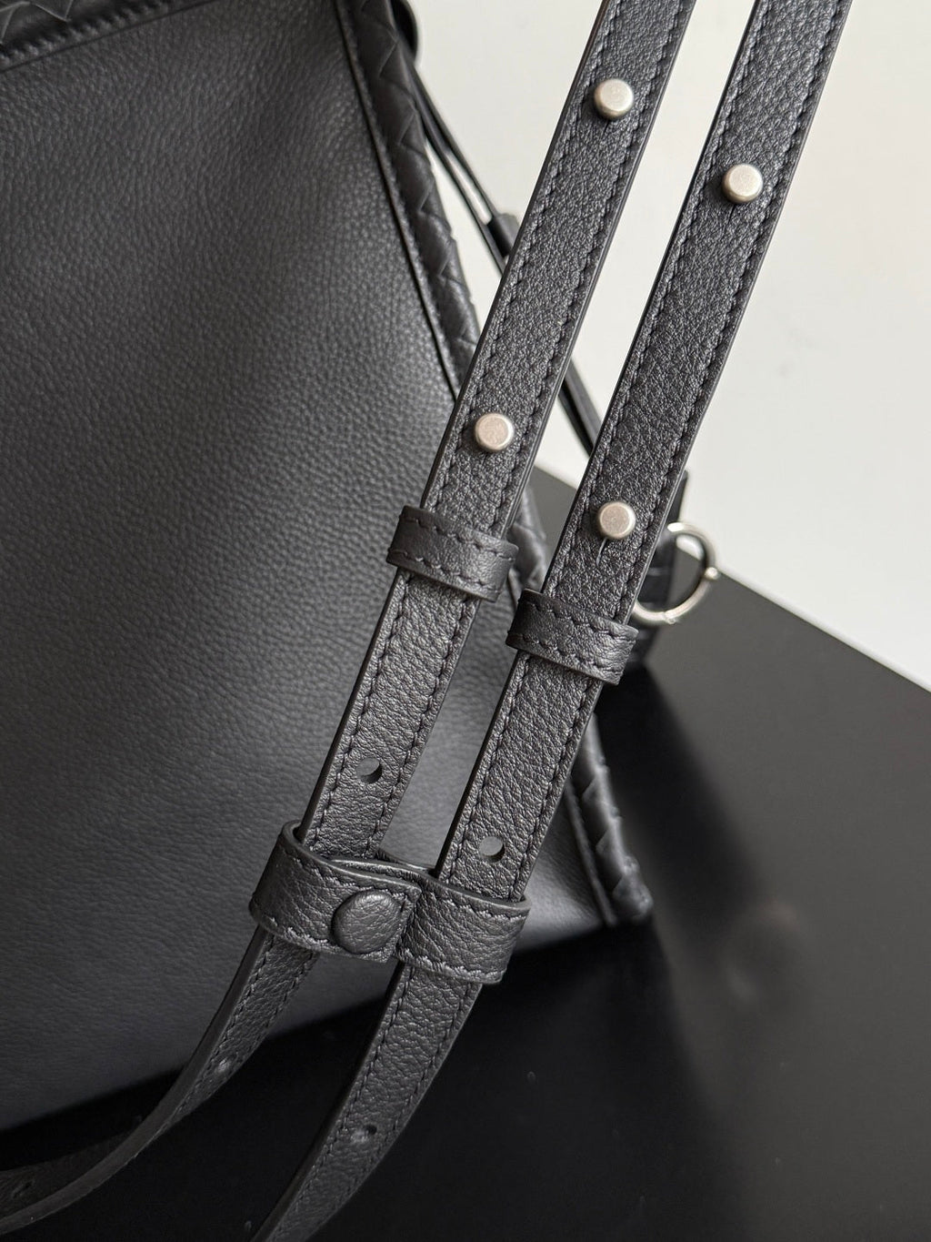 Bottega Veneta 2026 Corriere Zipped Messenger Bag Black Calfskin 136949