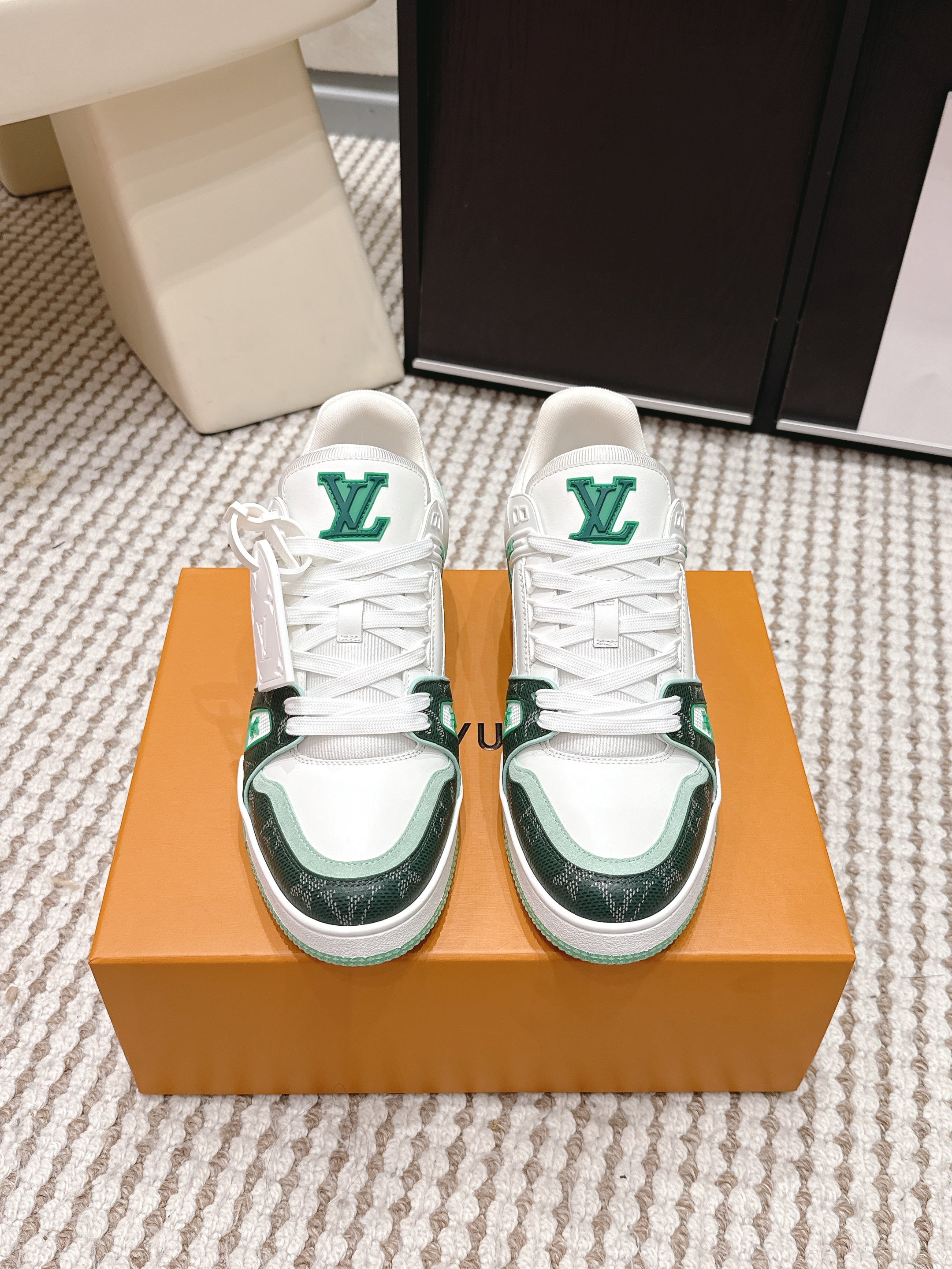 LV 26ss Trainer Sneakers White Dark Green Cowhide 632427