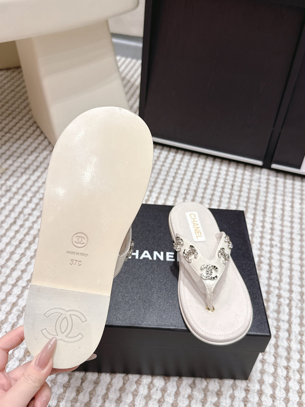 CC 26s Thong Sandals Light Beige Suede Sheepskin Multicolor Charm 632358