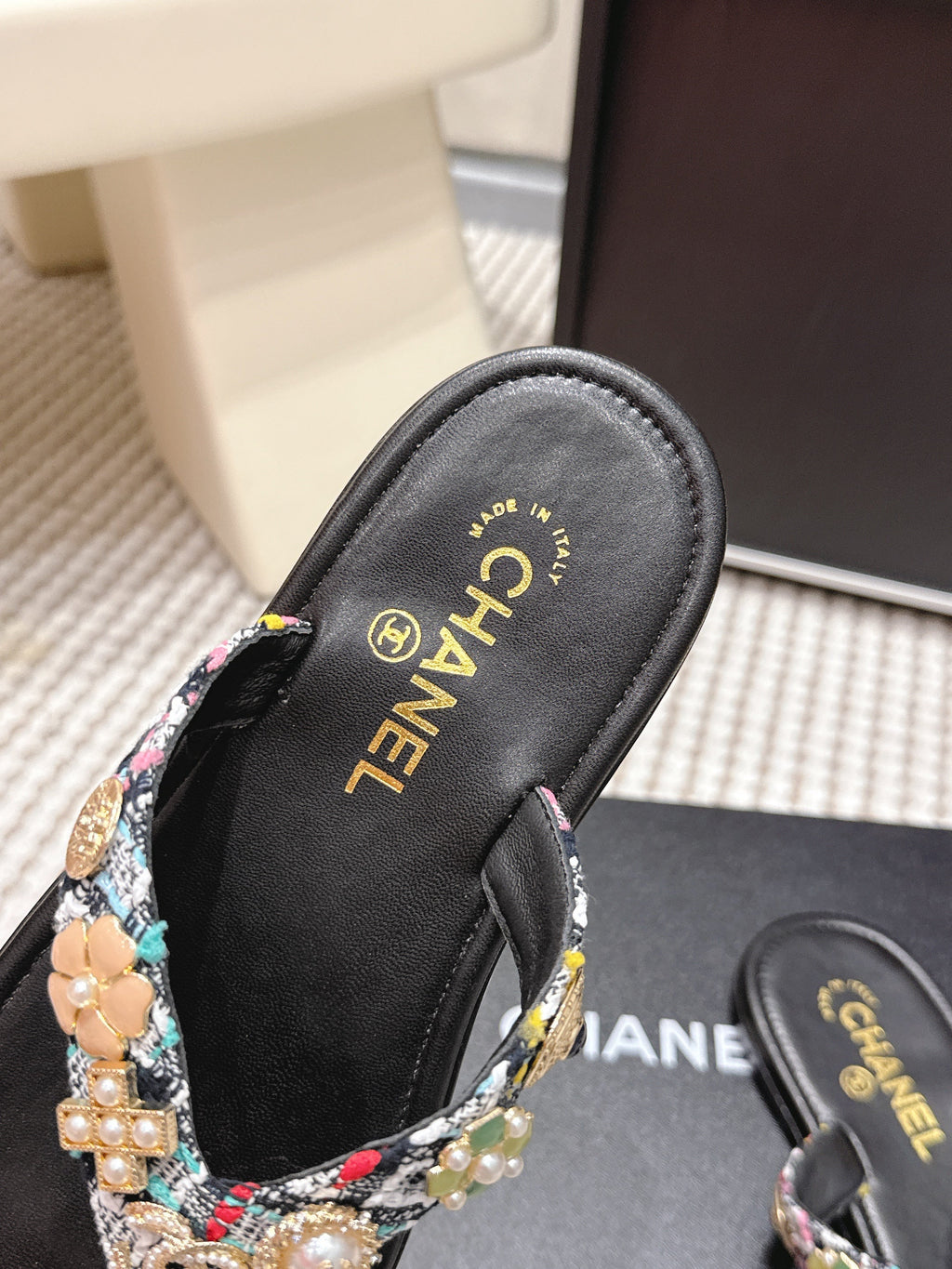CC 26s Thong Sandals Black Sheepskin Multicolor Charm 632366