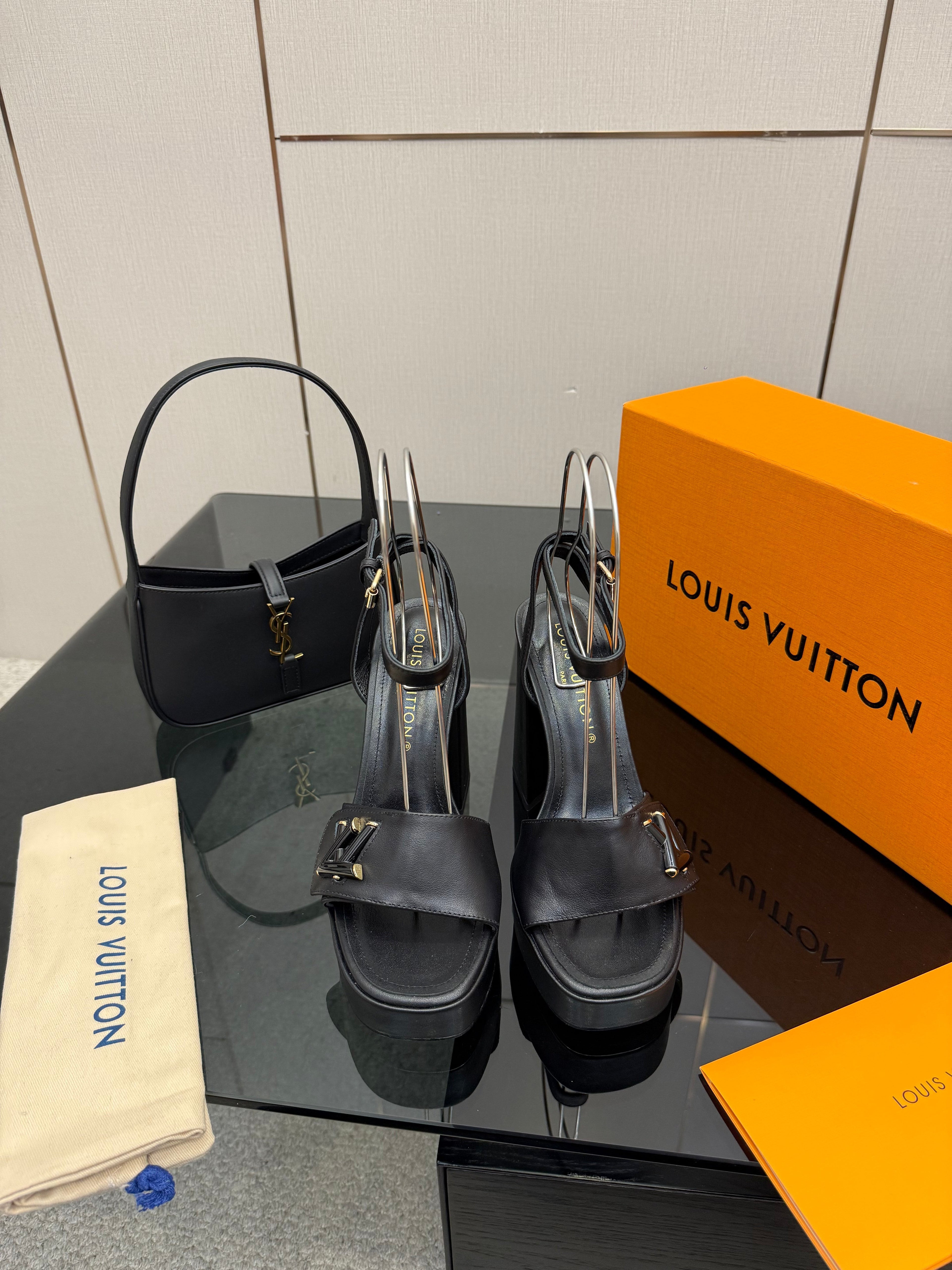 LV 26ss Platform Sandals 110 Black Leather 629619