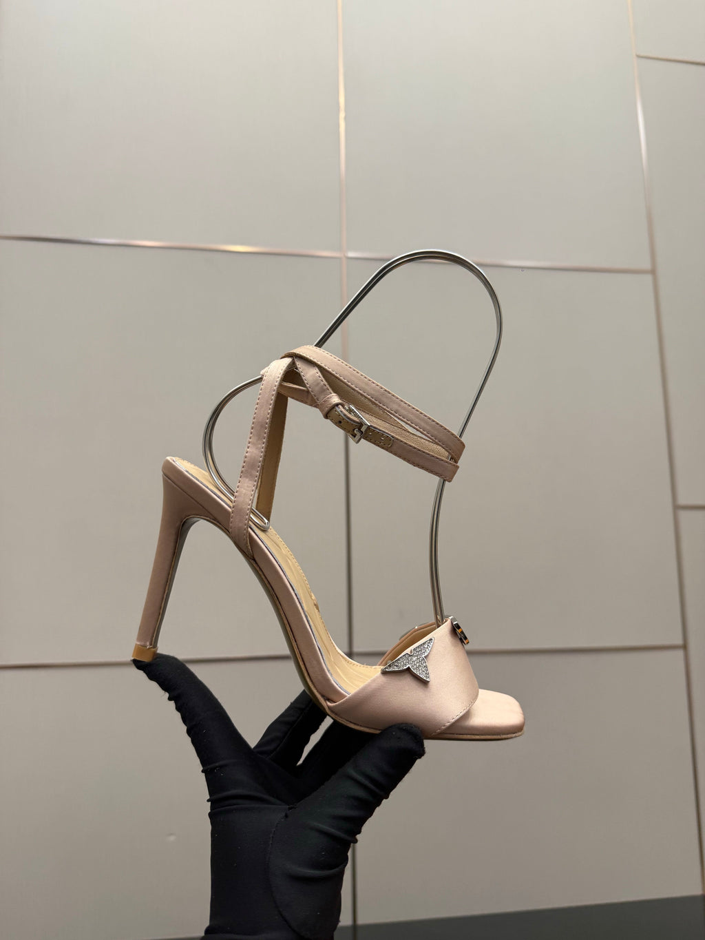 LV 26ss High Heeled Sandals 100 Nude Satin Leather 629622
