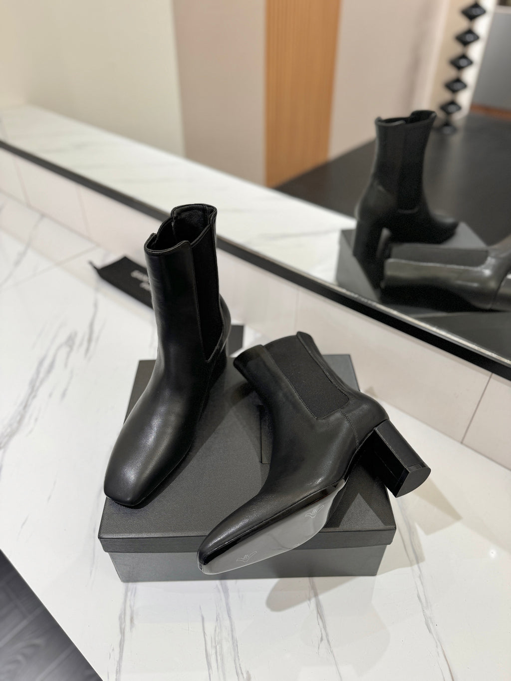YSL 25 Chelsea Mid-heeled Boot Black Calfskin 520778