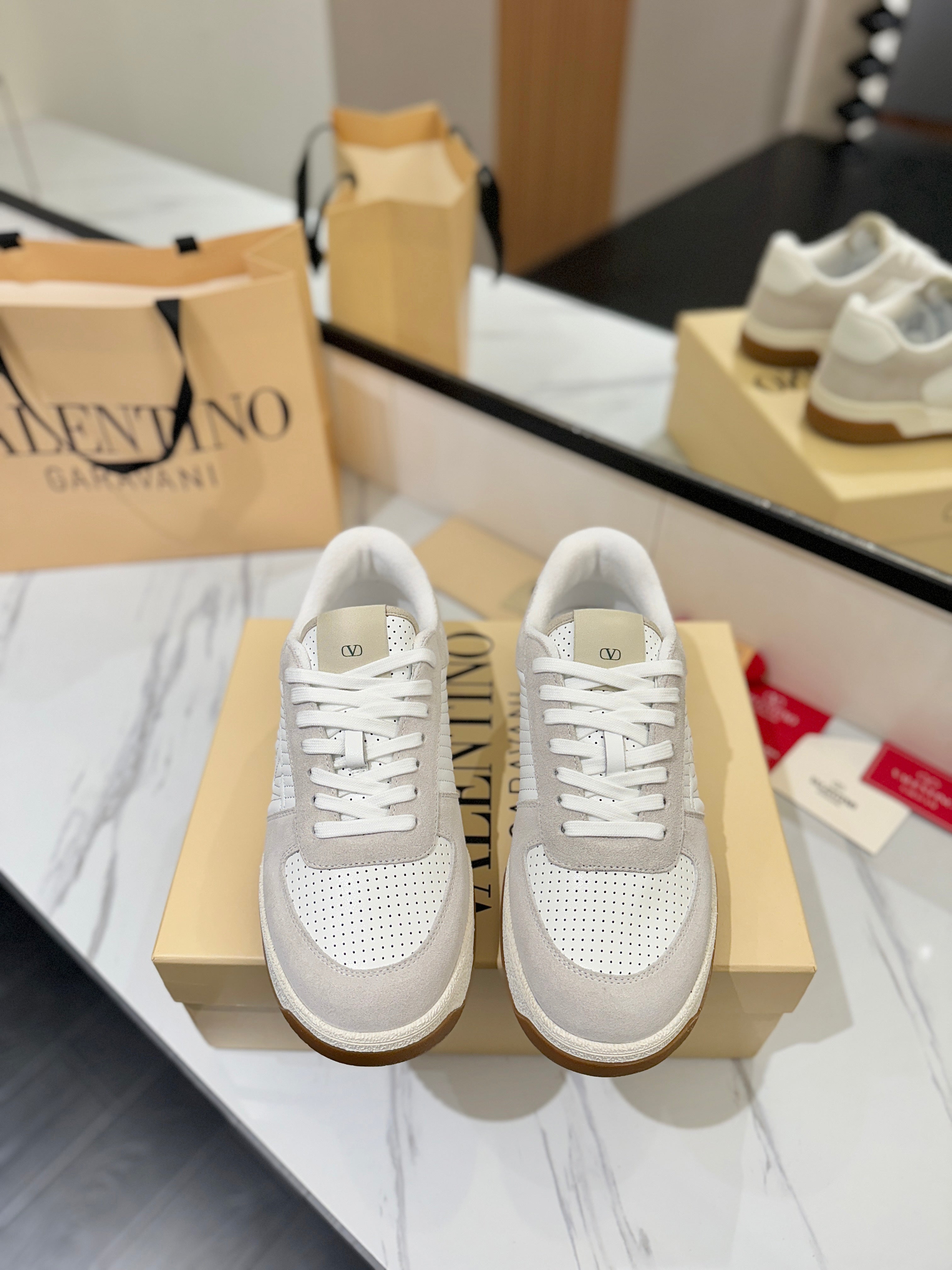 VT 25S  Casual Sneakers Light Gray White Suede Cowhide 560753