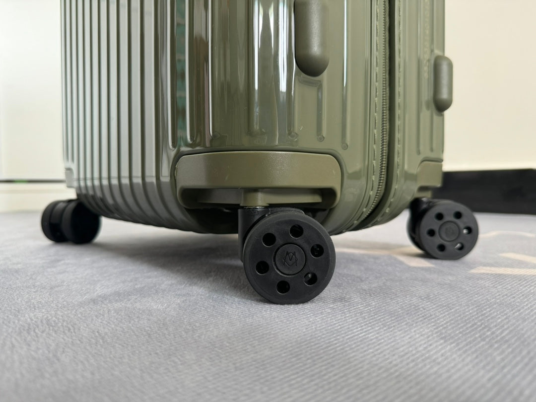 Rimowa 2025 Essential Suitcase Cactus Green Polycarbonate 274079