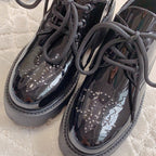 TRIOMPHE RANGERS DERBY WITH PERFORATED TRIOMPHE IN POLISHED BULL GLOSSY BLACK