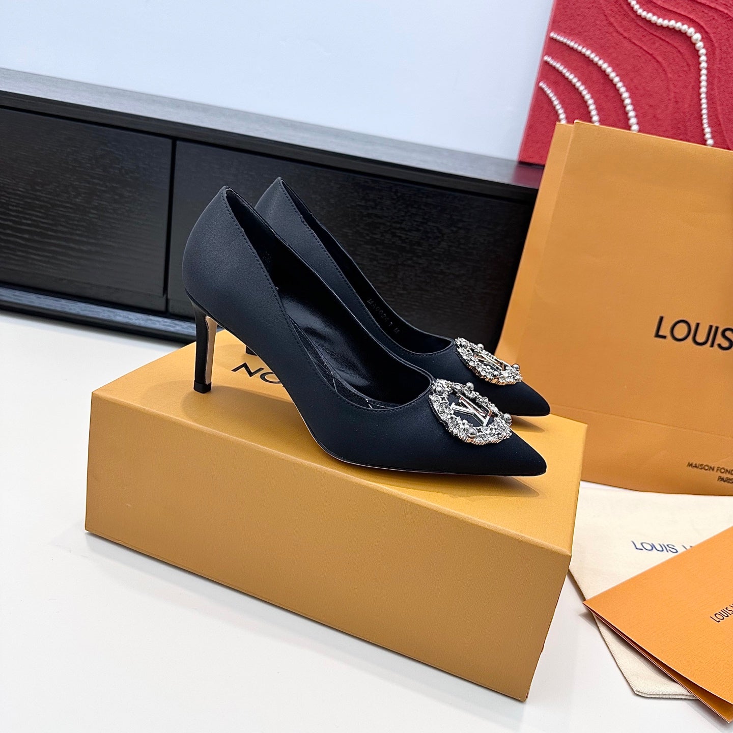 LV 26s  Pointed-Toe High Heels 75 Black Premium Satin 622453