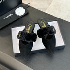 CC MULE IN BLACK SMOOTH FLEECE WITH GOLD HARDWARE