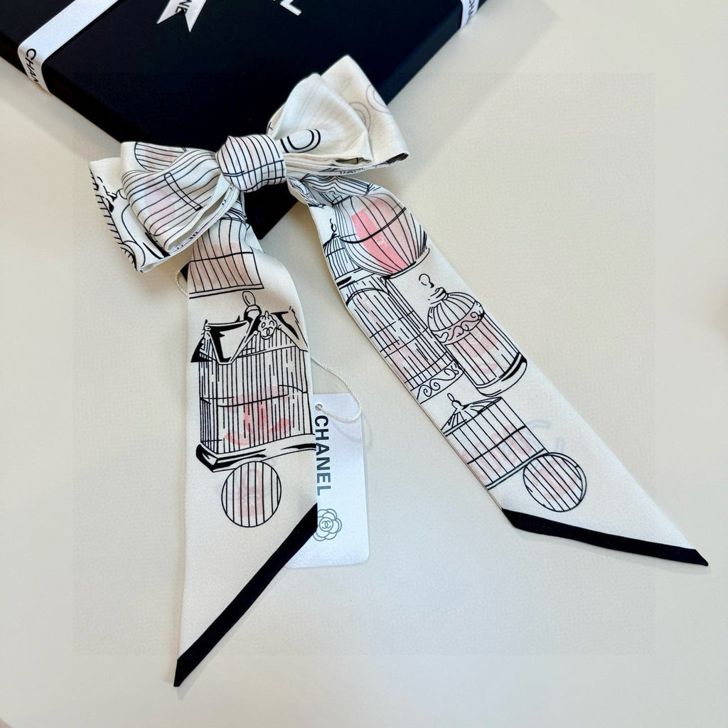 CC  Twilly Mini Scarf 120cm White Mulberry Silk 929777