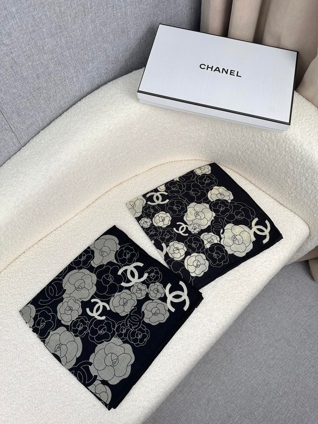 CC Square Scarf 70 CM In Black Mix Grey Camellia Cashmere And Silk 367380