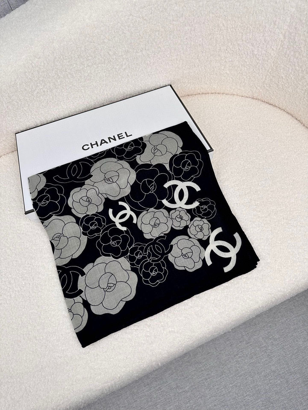CC Square Scarf 70 CM In Black Mix Grey Camellia Cashmere And Silk 367380