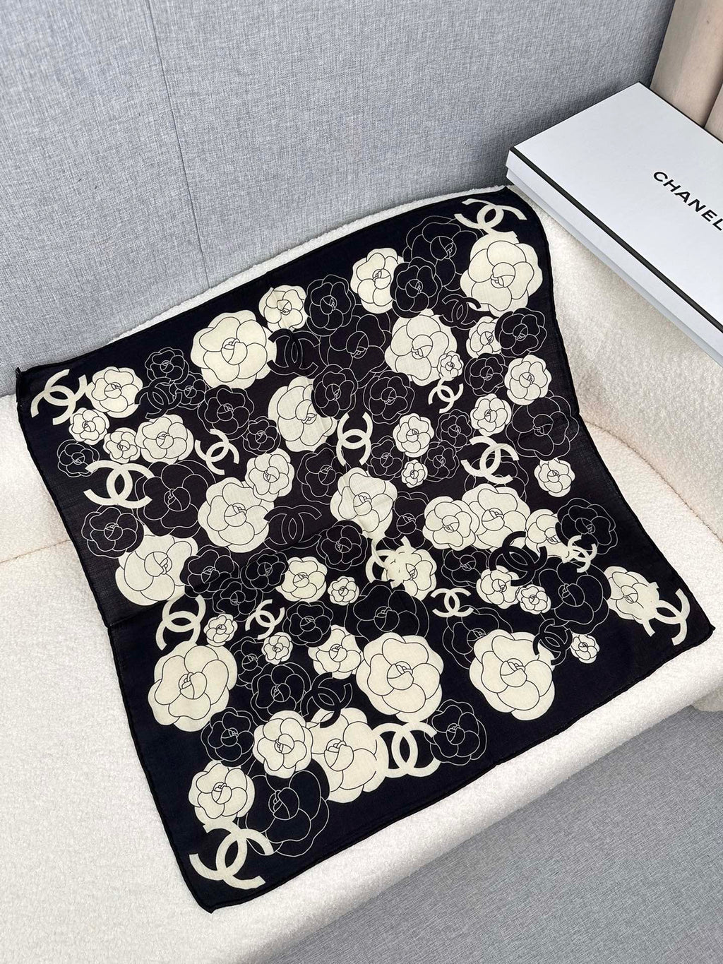 CC Square Scarf 70 CM In Black Mix White Ivory Camellia Cashmere And Silk 367381