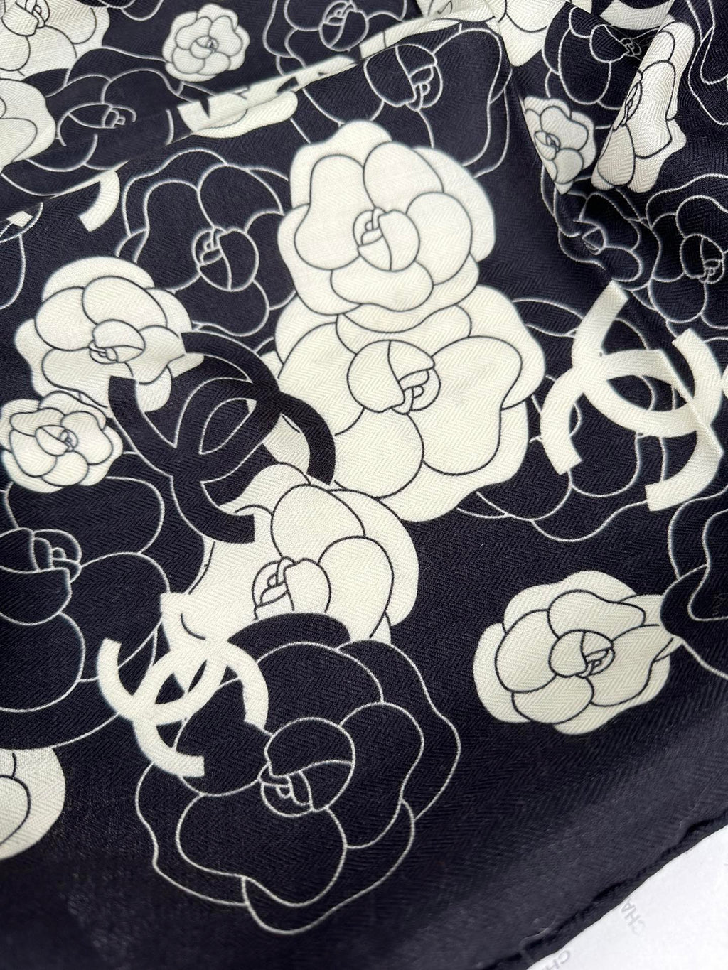 CC Square Scarf 70 CM In Black Mix White Ivory Camellia Cashmere And Silk 367381