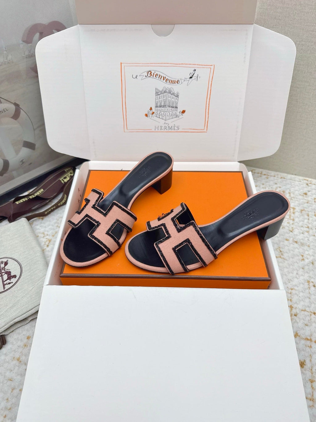 HM 26ss Oran Sandals 50 Light Pink Black Sheepskin Rhinestone 625235