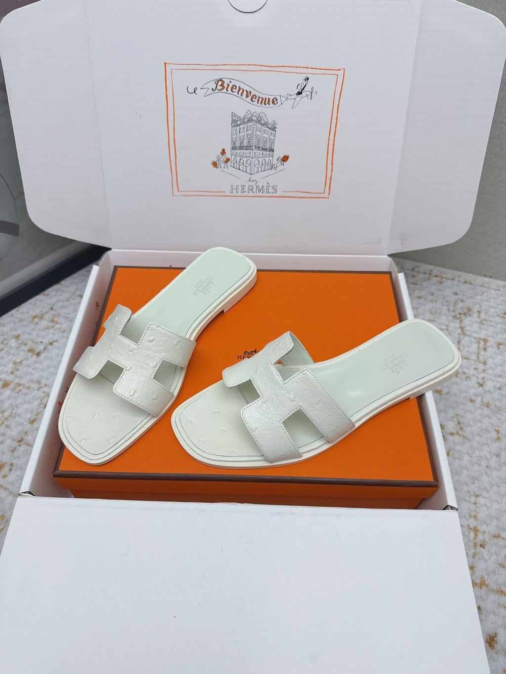 HM 26ss Oran Sandals Craie Ostrich Leather 625097