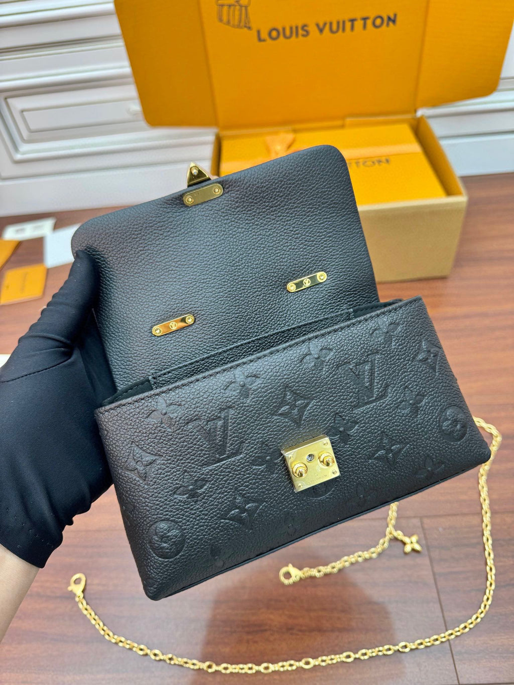 Nano Madeleine 21cm Black Grained Cowhide Leather