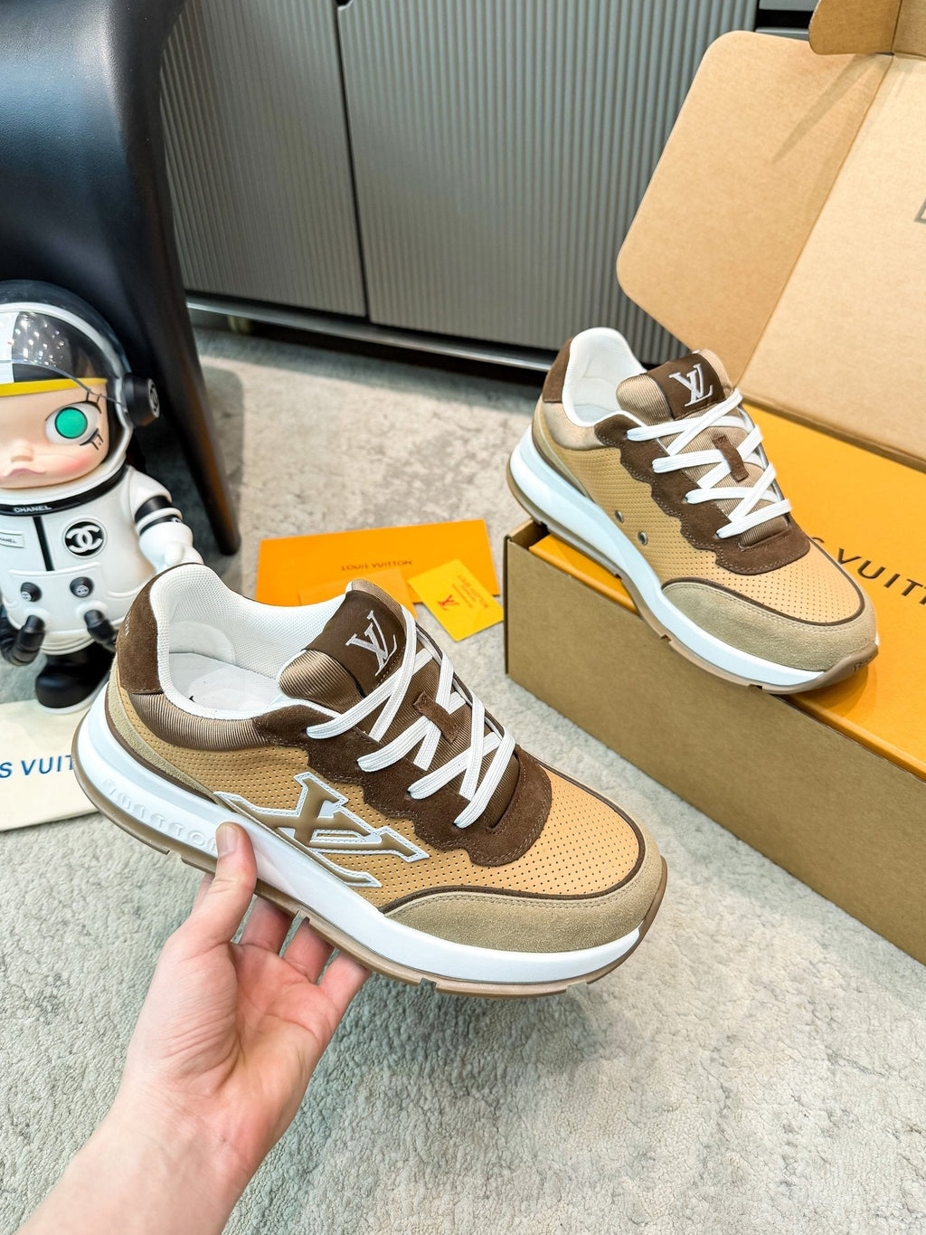 LV 26ss Classic Sneaker Brown Beige Mesh Suede 625424