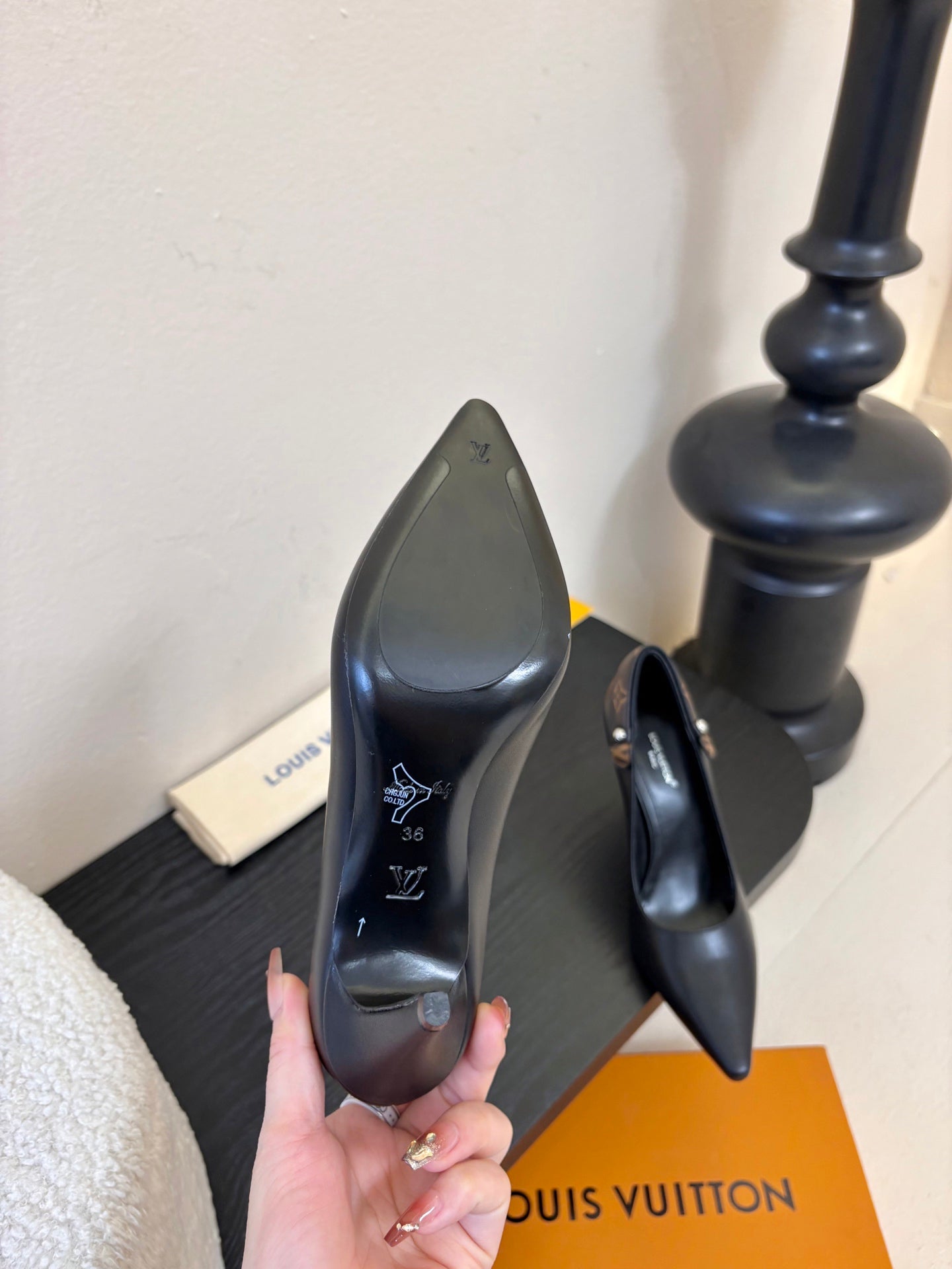 LV 26ss High Heeled Pump 90 Black Sheepskin 627235