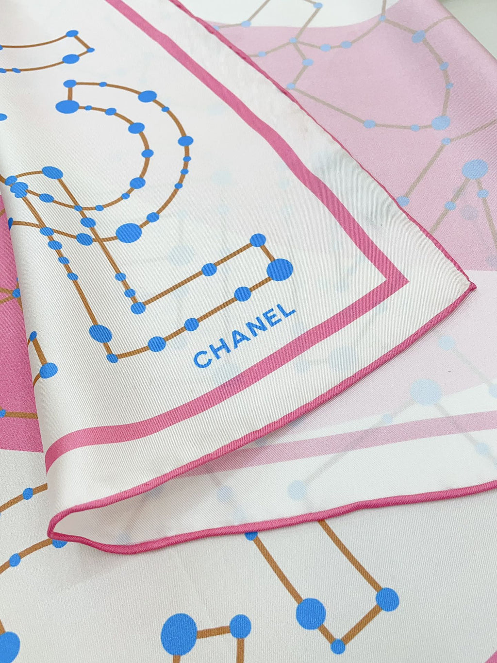 CC Square Scarf 90 CM In White Mix Pink Silk Twill  174874