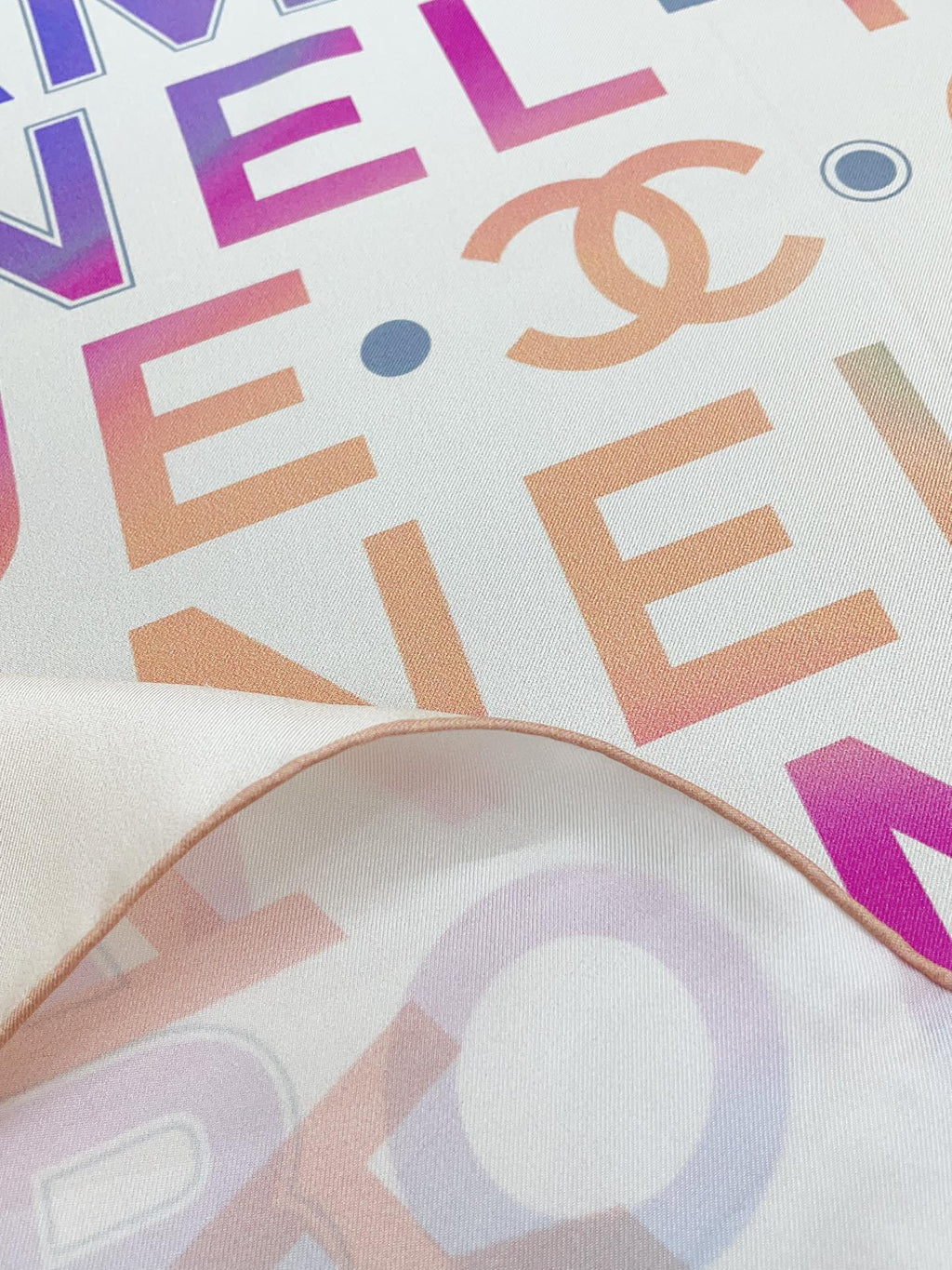 CC Square Scarf 90 CM In White Colorful Silk Twill 174877