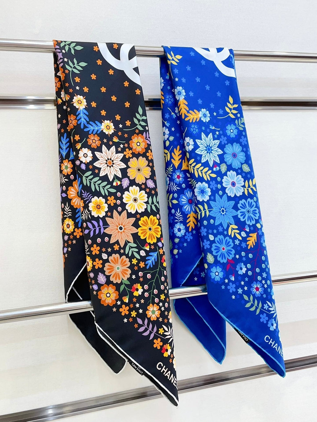 CC Square Scarf 90 CM In Black Colorful Silk Twill  234597
